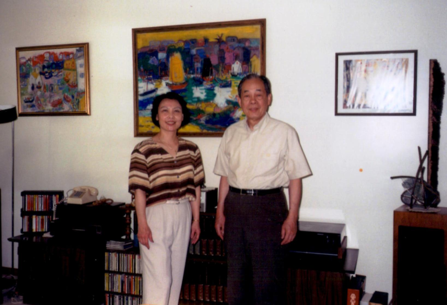 101_2001年，廖述宗教授與作者合影於芝加哥廖教授家，璧上懸掛乃是其父廖繼春的油畫。