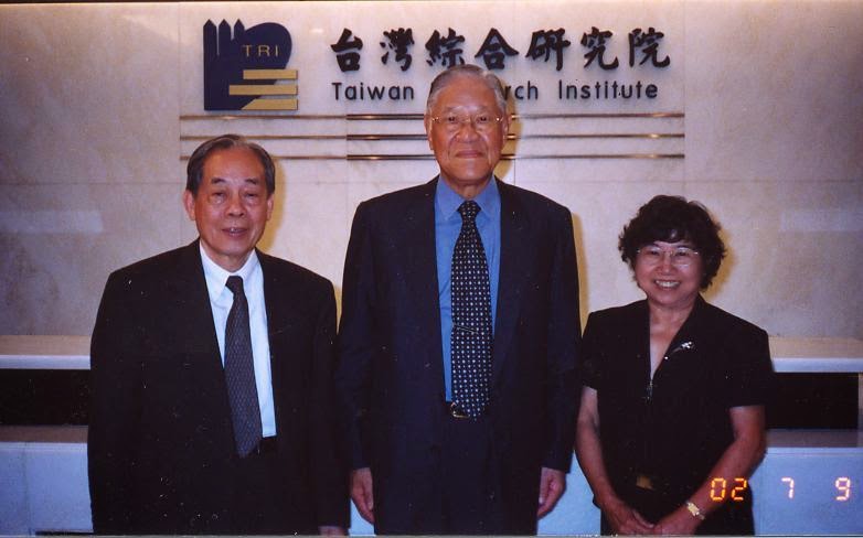 101_2002年，尿述宗教授伉儷與李登輝總統合影於台北台綜院