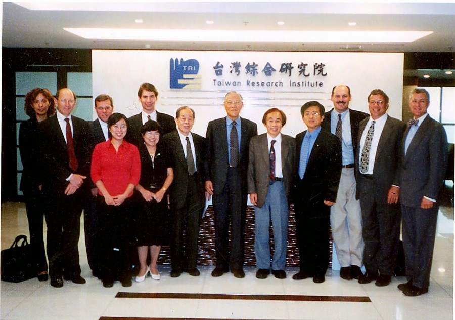 101_2002年，廖教授率ARCH人員訪台，與李登輝總統合影