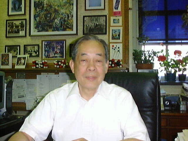 101_廖述宗教授於2001年攝於其芝大辦公室(楊遠薰攝影)