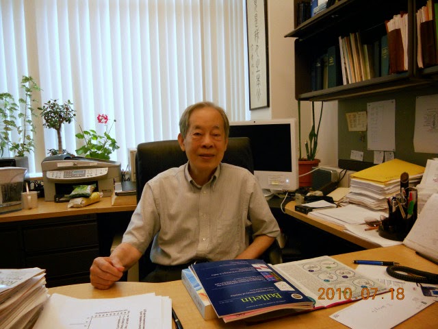 101_廖述宗教授於2010年七月攝於芝大辦公室(楊遠薰攝影)