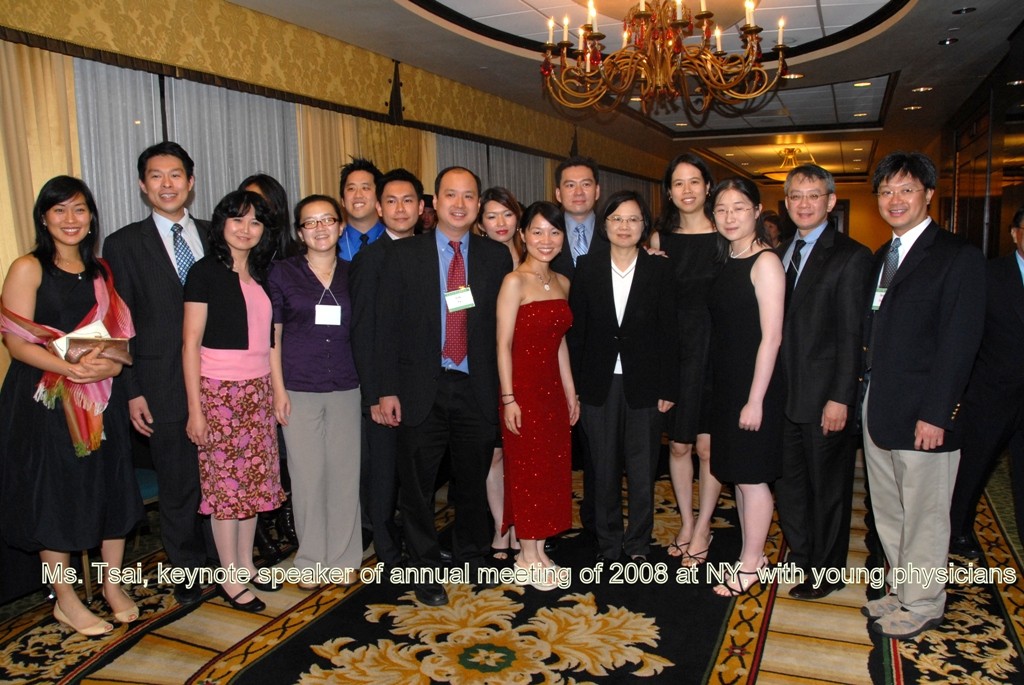 Ms._Tsai,_keynote_speaker_of_annual_meeting_of_2008_at_NY,_with_youngphysicians