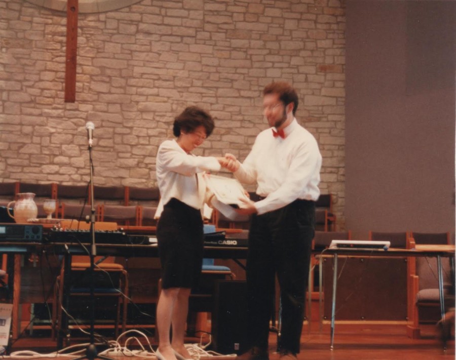 Austin Taiwanese School Pearl Wu awarding a certificate to winner of the Taiwanese language speech competition. 1998