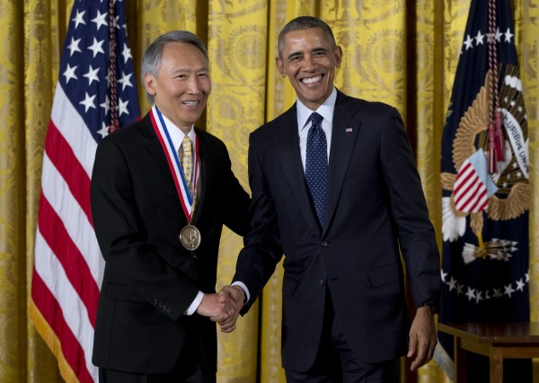 胡正明獲美國總統歐巴馬頒發美國國家科技創新獎章